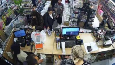 Hatay'da alışveriş yapmak için geldiği züccaciye dükkanında eline aldığı bardak