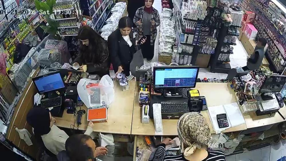 Hatay'da alışveriş yapmak için geldiği züccaciye dükkanında eline aldığı bardak