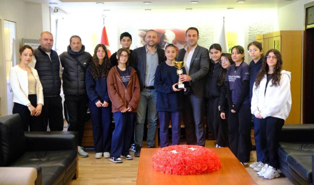 Hatay’da 15 ilçenin katılımıyla düzenlenen ortaokullar arası kız futbol turnuvasında