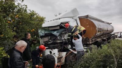 Hatay’ın Erzin ilçesinde meydana gelen trafik kazasında, bir araçla çarpışan