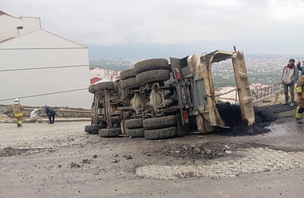 Hatay’ın Samandağ ilçesinde meydana gelen trafik kazasında, asfalt yüklü bir