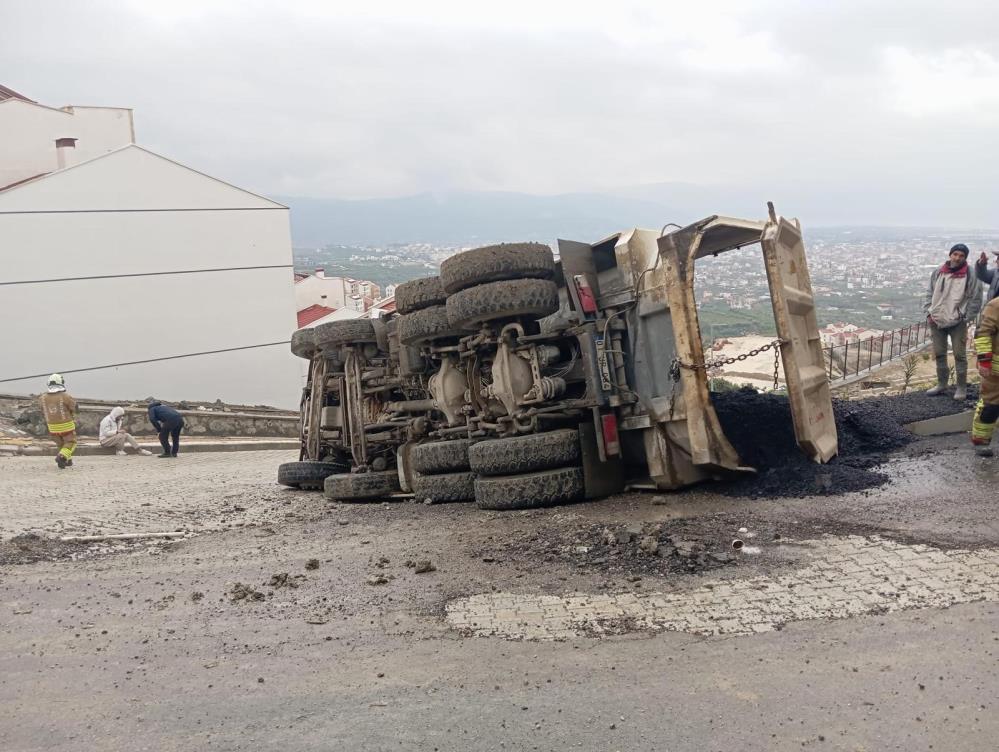 Hatay’ın Samandağ ilçesinde meydana gelen trafik kazasında, asfalt yüklü bir