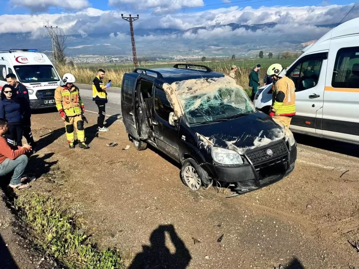 Hatay’ın Kırıkhan ilçesinde meydana gelen trafik kazasında, direksiyon hâkimiyetini kaybeden