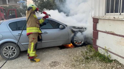 Hatay’ın Antakya ilçesinde park halindeki Opel marka otomobilin motor kısmında