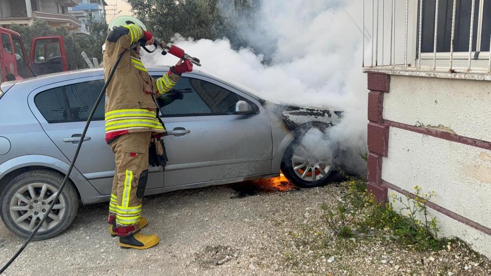 Hatay’ın Antakya ilçesinde park halindeki Opel marka otomobilin motor kısmında