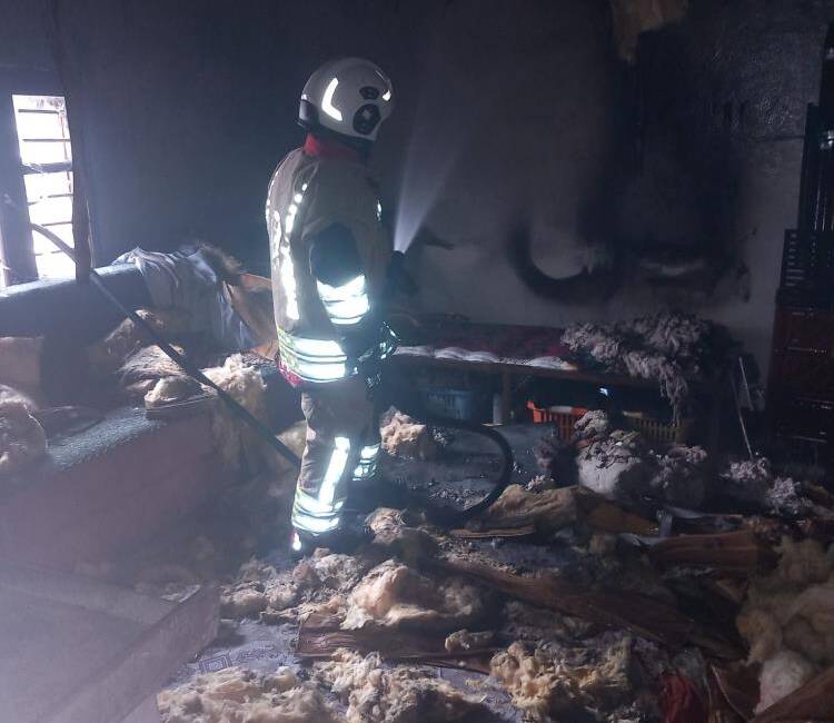 Hatay’ın Belen ilçesinde çıkan yangında bir ev tamamen yandı. İtfaiye