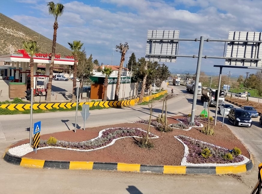 Yıllarca adeta terk edilmiş görüntüsüyle dikkat çeken Antakya–Kırıkhan yolu üzerindeki