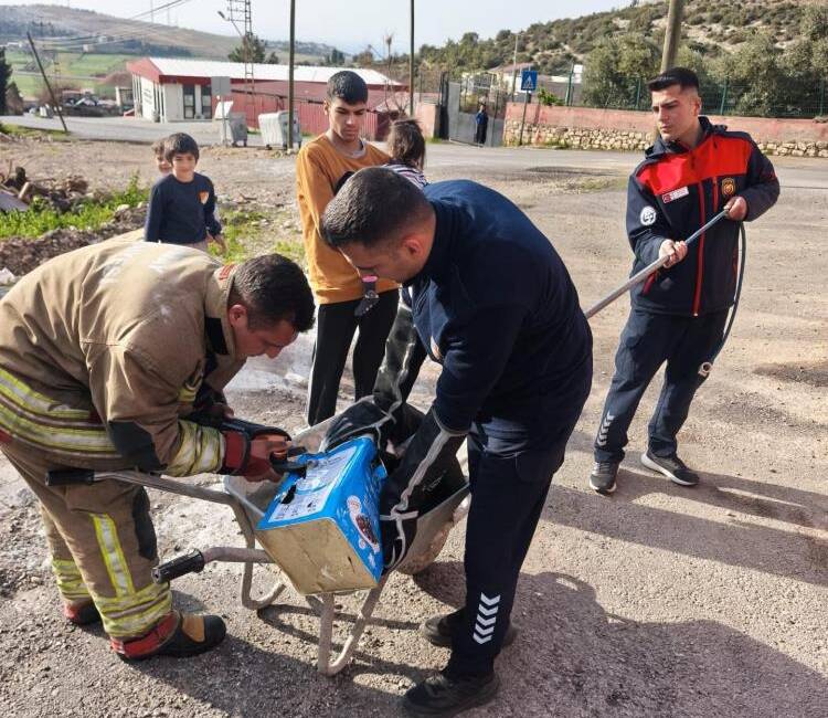 Hatay’da itfaiye ekipleri hem insanlara hem de hayvanlara yardım eli