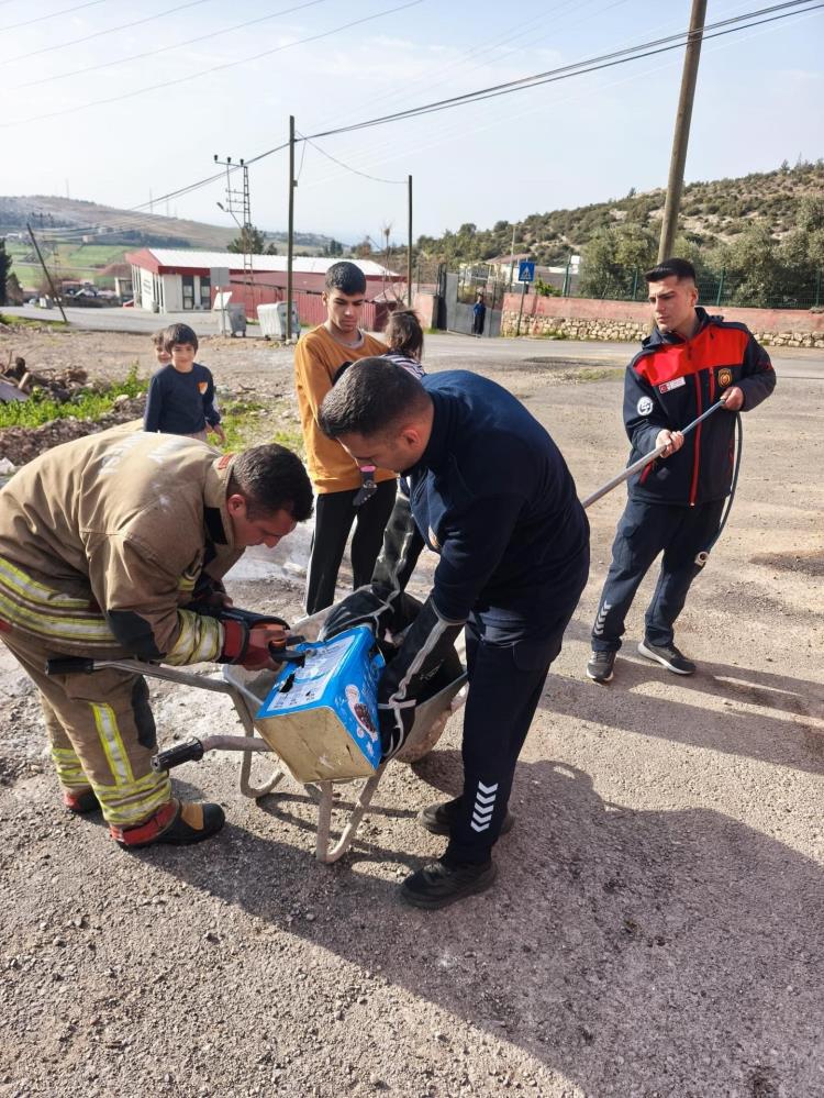 Hatay’da itfaiye ekipleri hem insanlara hem de hayvanlara yardım eli