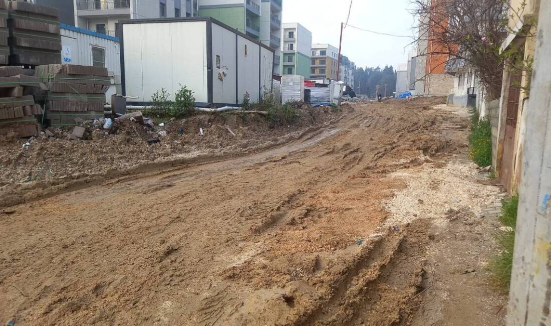 Akevler Mahallesi’nde rezerv alan içerisinde yaşayan vatandaşlar, altyapı ve yol