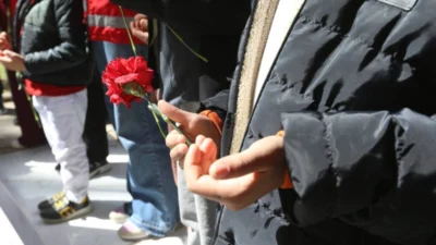 Hatay’ın İskenderun ilçesinde devlet koruması altında bulunan çocuklar, şehitleri anmak