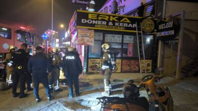 Hatay’ın İskenderun ilçesinde bir dönerci dükkânında çıkan yangında dumandan etkilenen