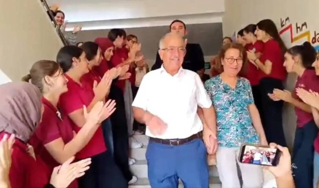 Hatay’da 42 yıllık eğitimcilik hayatını tamamlayarak emekliye ayrılan öğretmen Süleyman