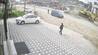 Hatay’ın Defne ilçesinde iş makinesi yüklü bir TIR’ın kontrolden çıkarak