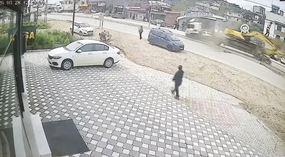 Hatay’ın Defne ilçesinde iş makinesi yüklü bir TIR’ın kontrolden çıkarak