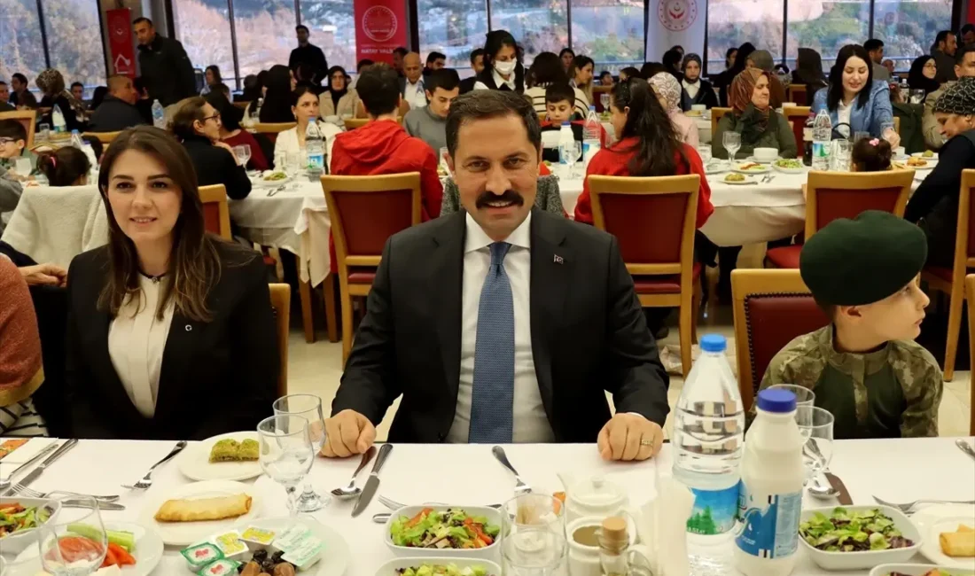Hatay Valisi MUstafa Masatlı 6 şubat depreminde ailesini yitiren çocuklarla