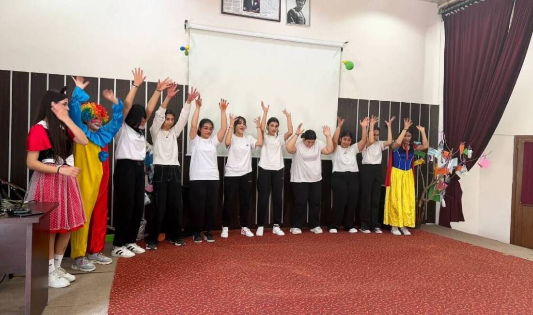 Arsuz’da liseli öğrenciler, özel bakımdaki çocuklara hediyelerle anlamlı bir ziyaret