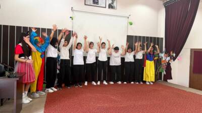 Arsuz’da liseli öğrenciler, özel bakımdaki çocuklara hediyelerle anlamlı bir ziyaret