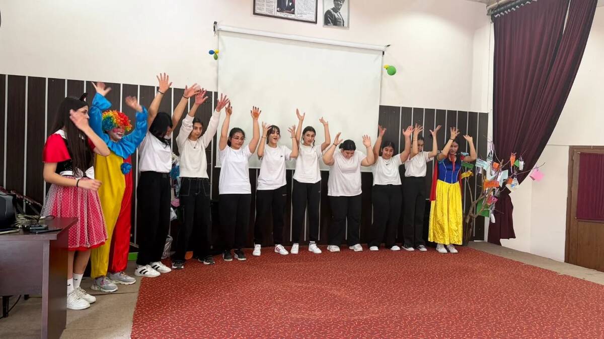 Arsuz’da liseli öğrenciler, özel bakımdaki çocuklara hediyelerle anlamlı bir ziyaret