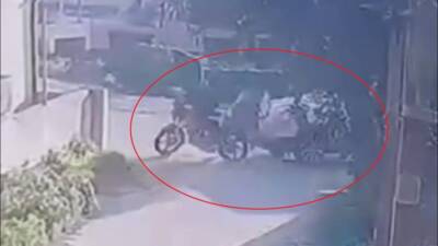 Hatay’ın Samandağ ilçesinde meydana gelen trafik kazasında, otomobille çarpışan motosiklet