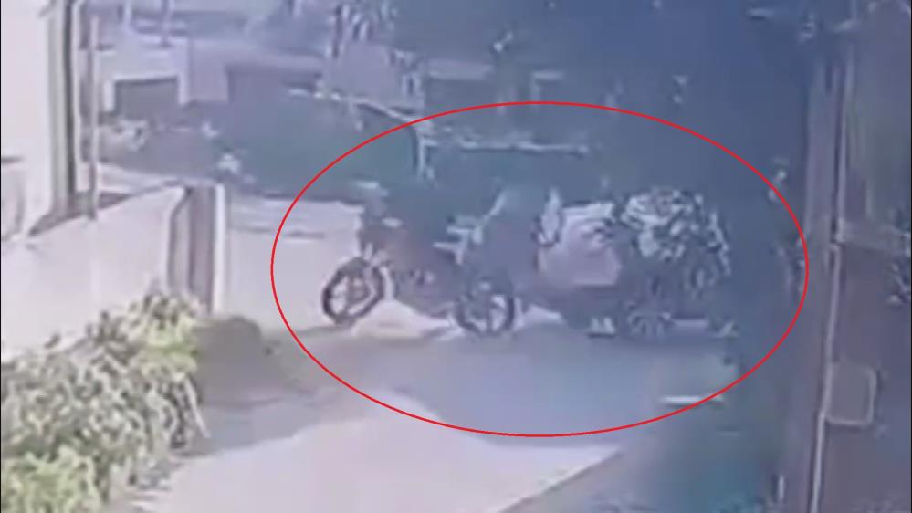 Hatay’ın Samandağ ilçesinde meydana gelen trafik kazasında, otomobille çarpışan motosiklet