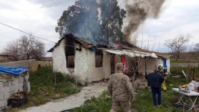 Hatay’ın Kırıkhan ilçesinde çıkan yangında müstakil bir ev ağır hasar