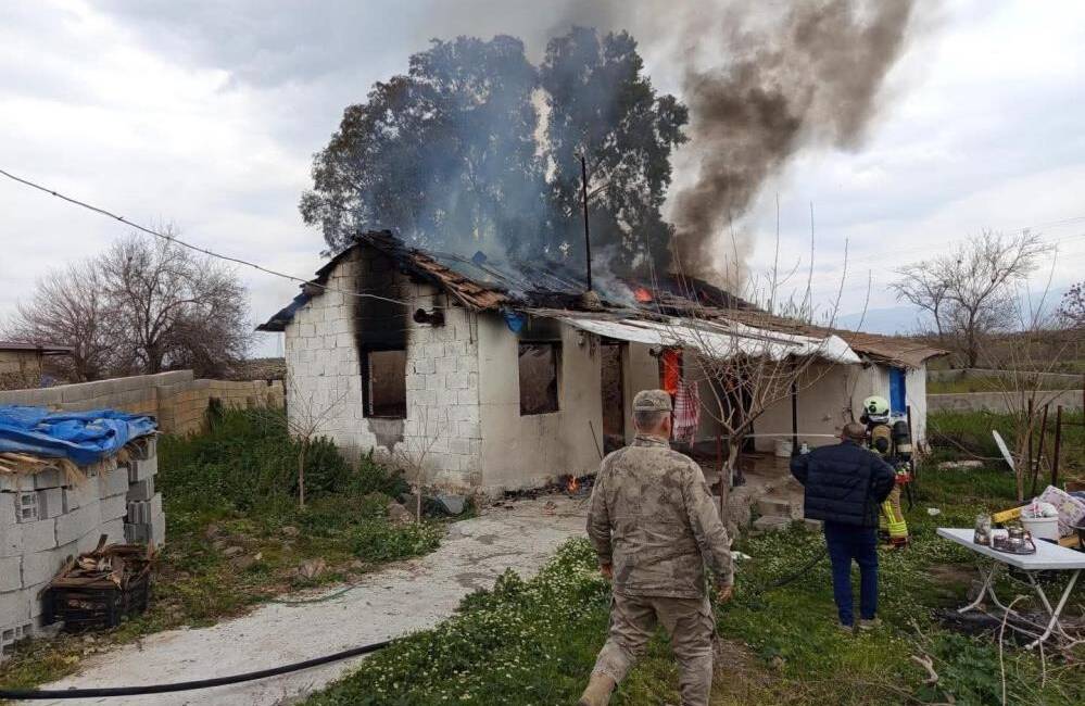 Hatay’ın Kırıkhan ilçesinde çıkan yangında müstakil bir ev ağır hasar