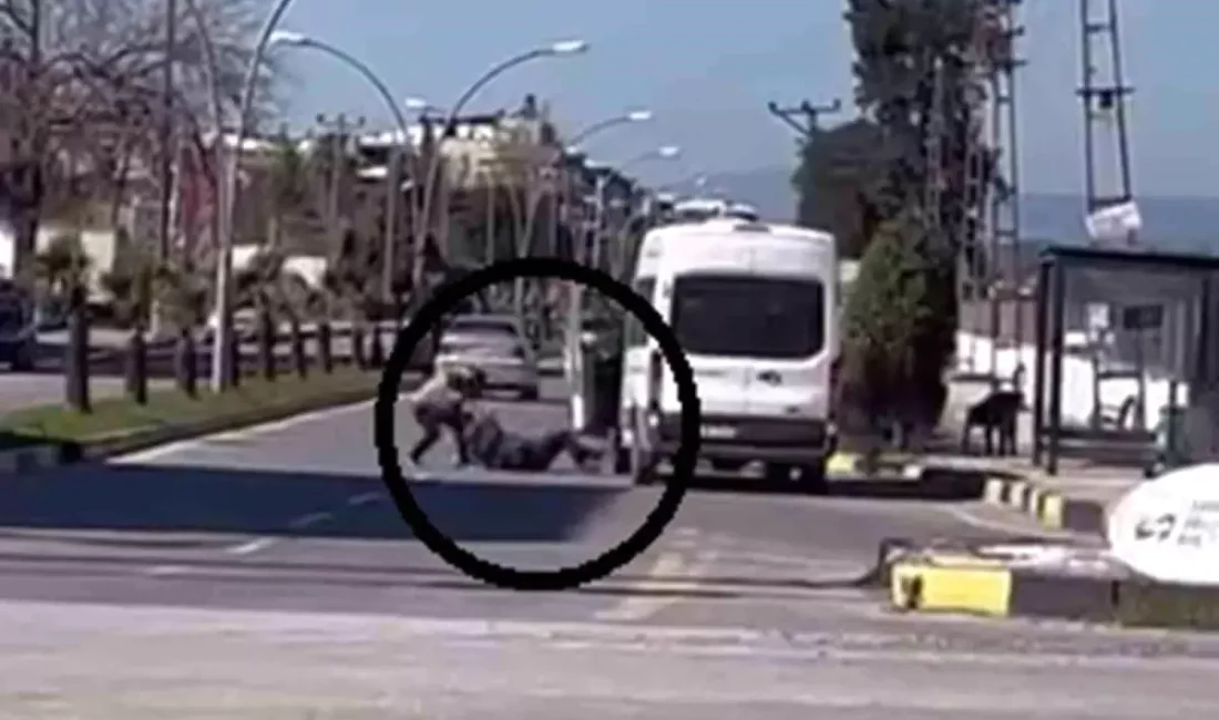 Dörtyol ilçesinde minibüs durağında görevli bir kişi, minibüs şoförünü yere