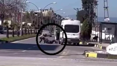 Dörtyol ilçesinde minibüs durağında görevli bir kişi, minibüs şoförünü yere