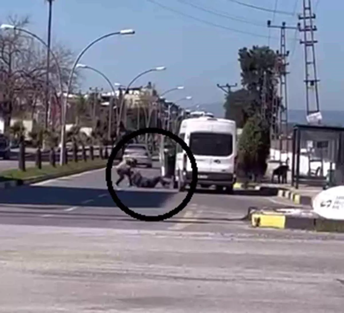 Dörtyol ilçesinde minibüs durağında görevli bir kişi, minibüs şoförünü yere