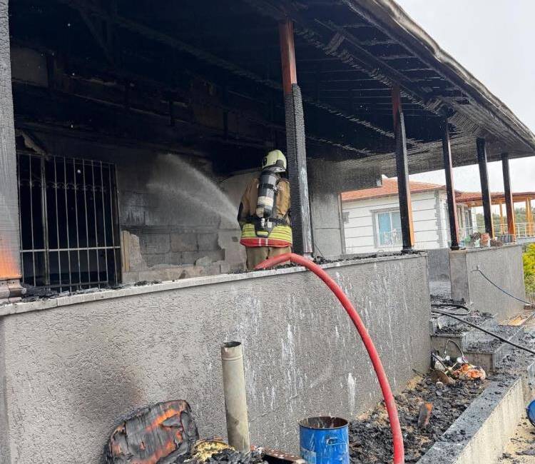 Hatay’ın Antakya ve Kumlu ilçelerinde çıkan iki ayrı ev yangını,