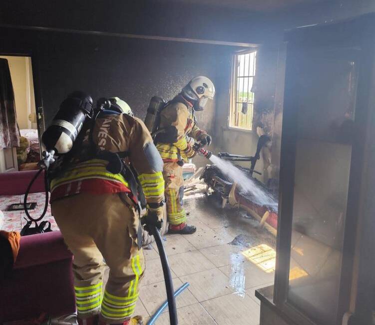 Hatay’ın Antakya ilçesinde çıkan ev yangını, itfaiye ekiplerinin hızlı müdahalesi