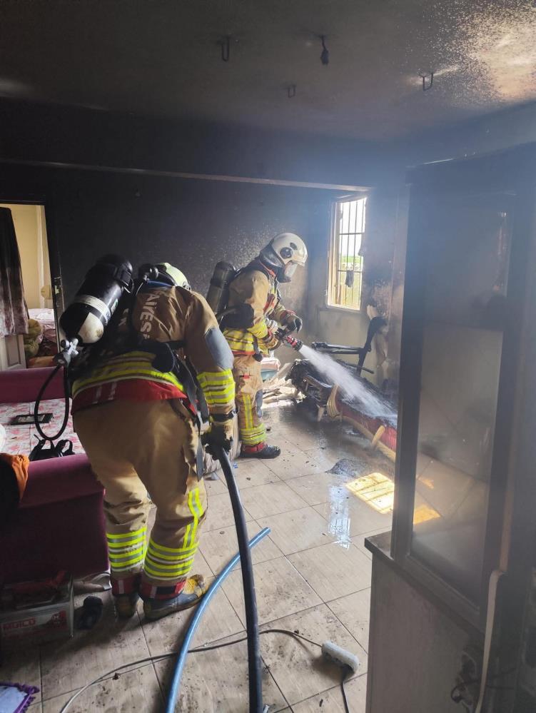 Hatay’ın Antakya ilçesinde çıkan ev yangını, itfaiye ekiplerinin hızlı müdahalesi