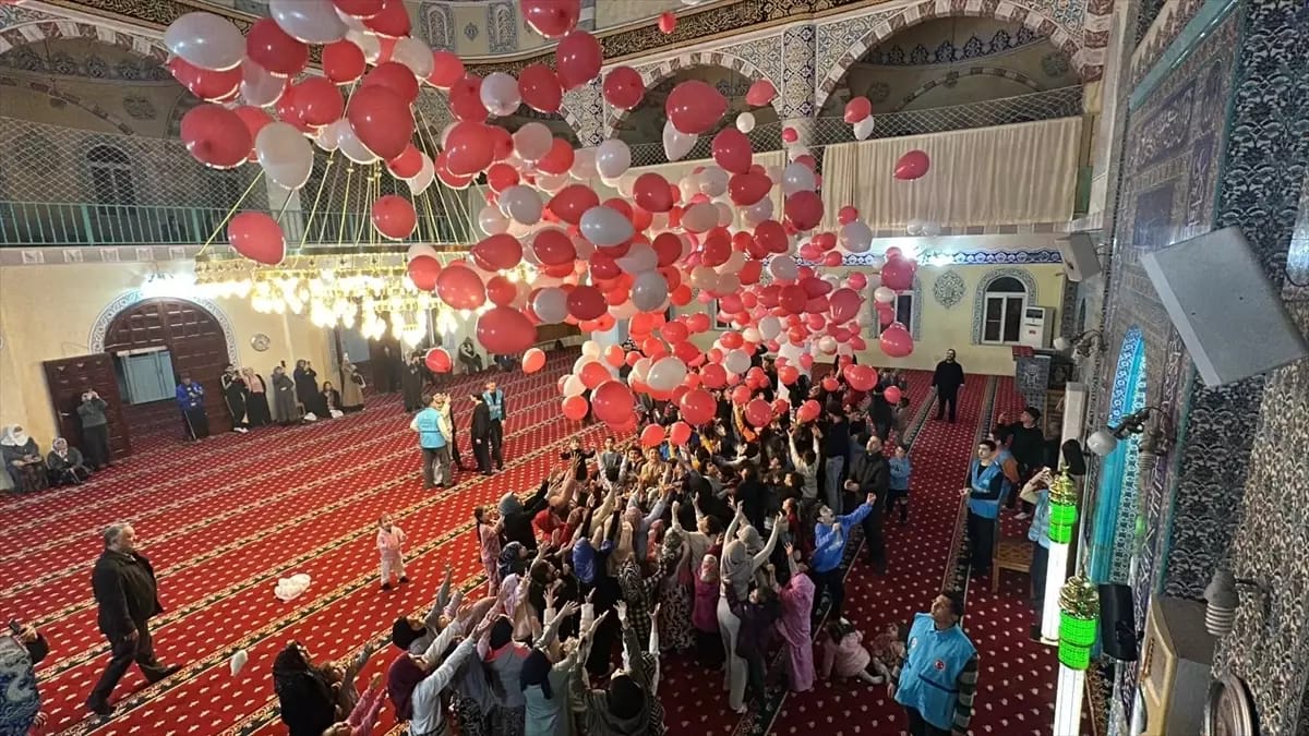 Hatay’ın Dörtyol ilçesinde teravih namazının ardından çocuklara yönelik düzenlenen etkinlikte