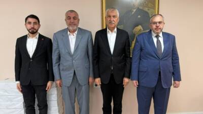 Saadet Partisi (SP) Hatay Milletvekili Doç. Dr. Necmettin Çalışkan, beraberinde