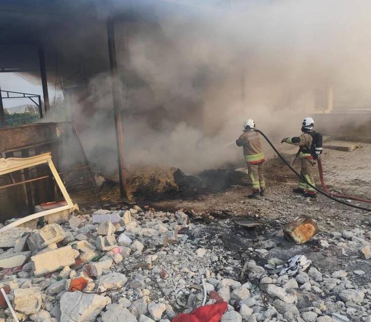 Hatay’ın Antakya ilçesinde bir evin odunluk bölümünde çıkan yangın kısa