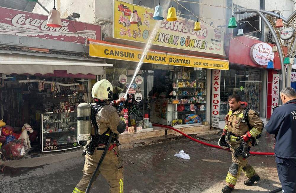 Hatay’ın İskenderun ilçesinde bir oyuncakçı dükkânında çıkan yangın, ekiplerin hızlı