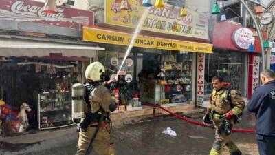 Hatay’ın İskenderun ilçesinde bir oyuncakçı dükkânında çıkan yangın, ekiplerin hızlı