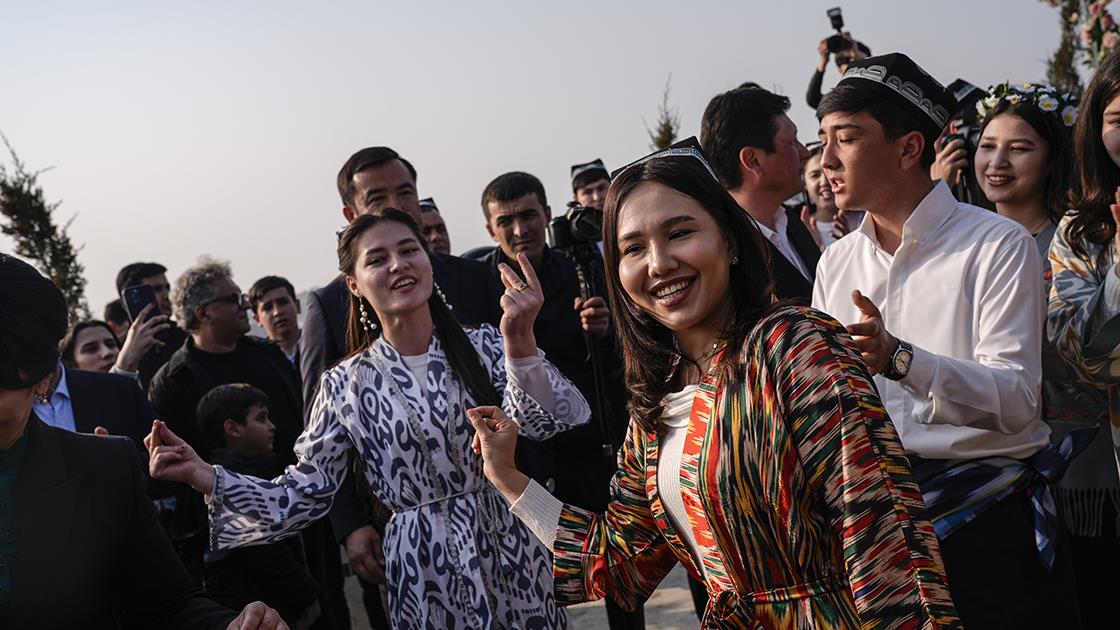 Özbekistan Cumhurbaşkanı Şevket Mirziyoyev’in daveti üzerine Özbekistan’a giden Hataylı depremzedeler,