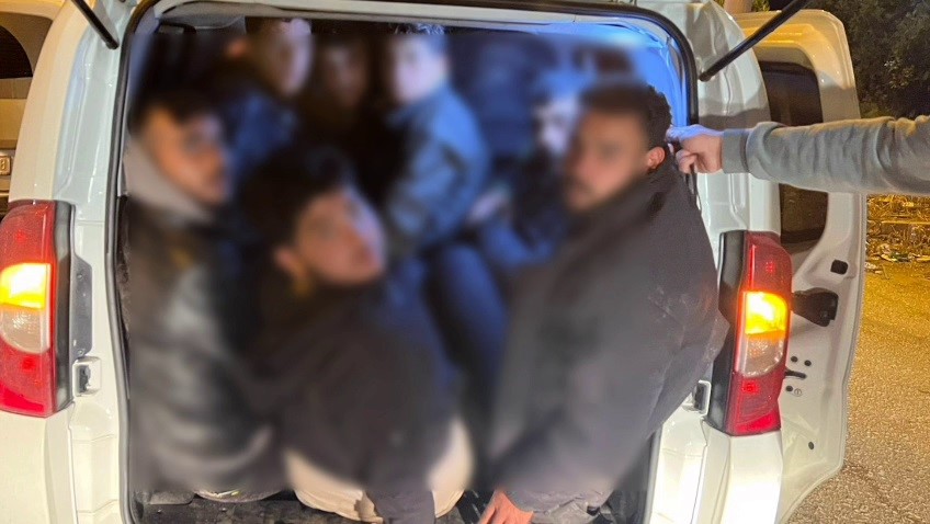 Hatay’da polis ekiplerinin yürüttüğü çalışmalar kapsamında, göçmen kaçakçılığı yaptığı belirlenen