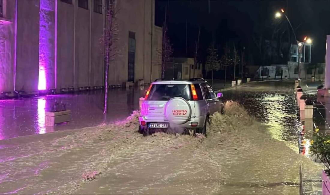 Hatay’da akşam saatlerinde etkili olan şiddetli yağış ve dolu, kent