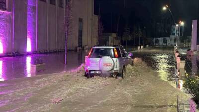 Hatay’da akşam saatlerinde etkili olan şiddetli yağış ve dolu, kent
