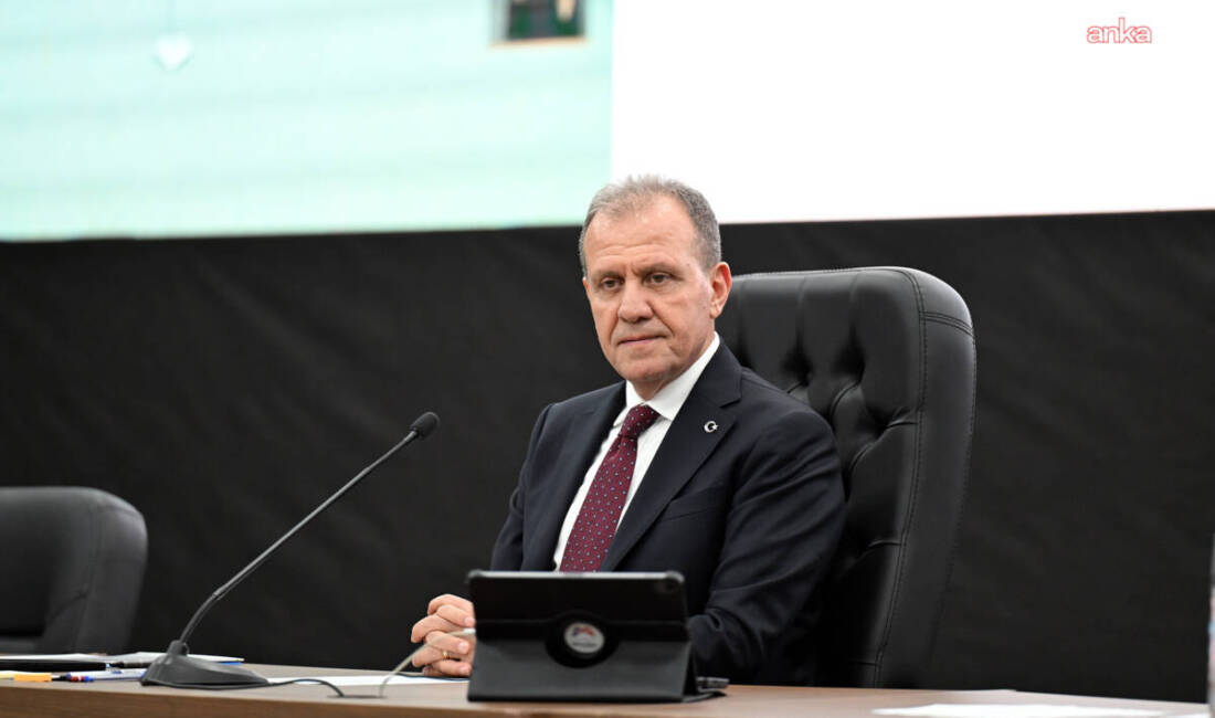 Mersin Büyükşehir Beledeyi Başkanı Vahap Seçer, gözaltına alınan Özel Kalem