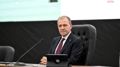 Mersin Büyükşehir Beledeyi Başkanı Vahap Seçer, gözaltına alınan Özel Kalem