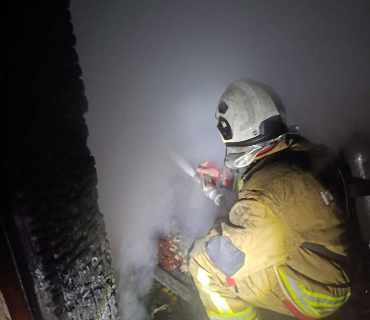 Hatay’ın Reyhanlı ilçesinde bir evde çıkan yangın, Hatay Büyükşehir Belediyesi