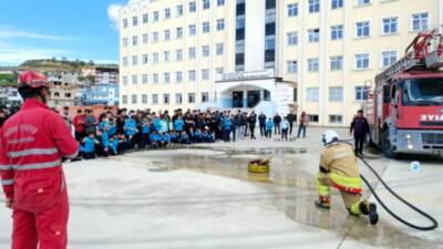 Hatay’ın Antakya ilçesinde lise öğrencilerine yönelik temel yangın eğitimi düzenlendi.