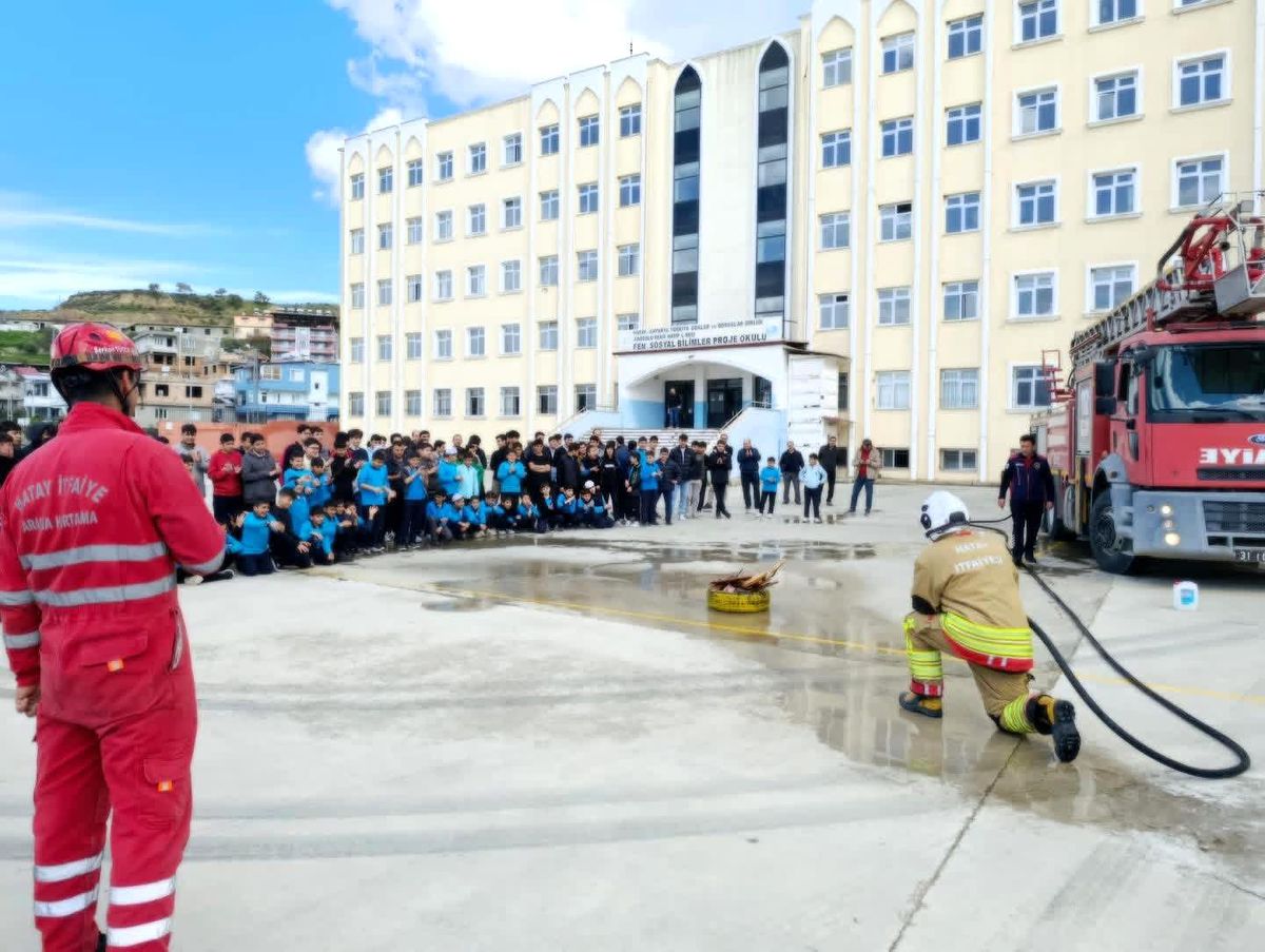 Antakya’da gençler yangına karşı hazırlanıyor
