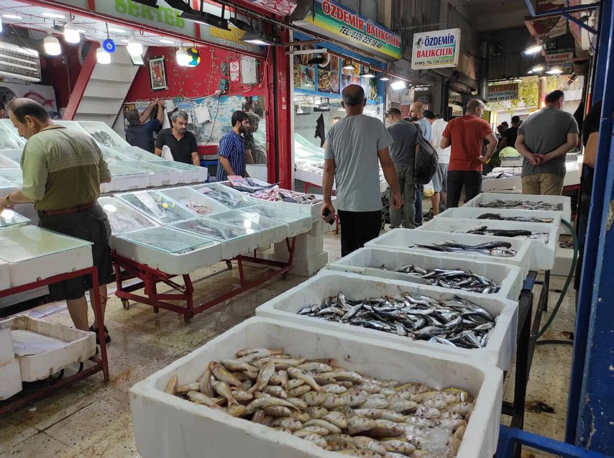 Antakya’da balıkçılar çarşısında yeni uygulama: Yaz dönemi boyunca haftanın bir