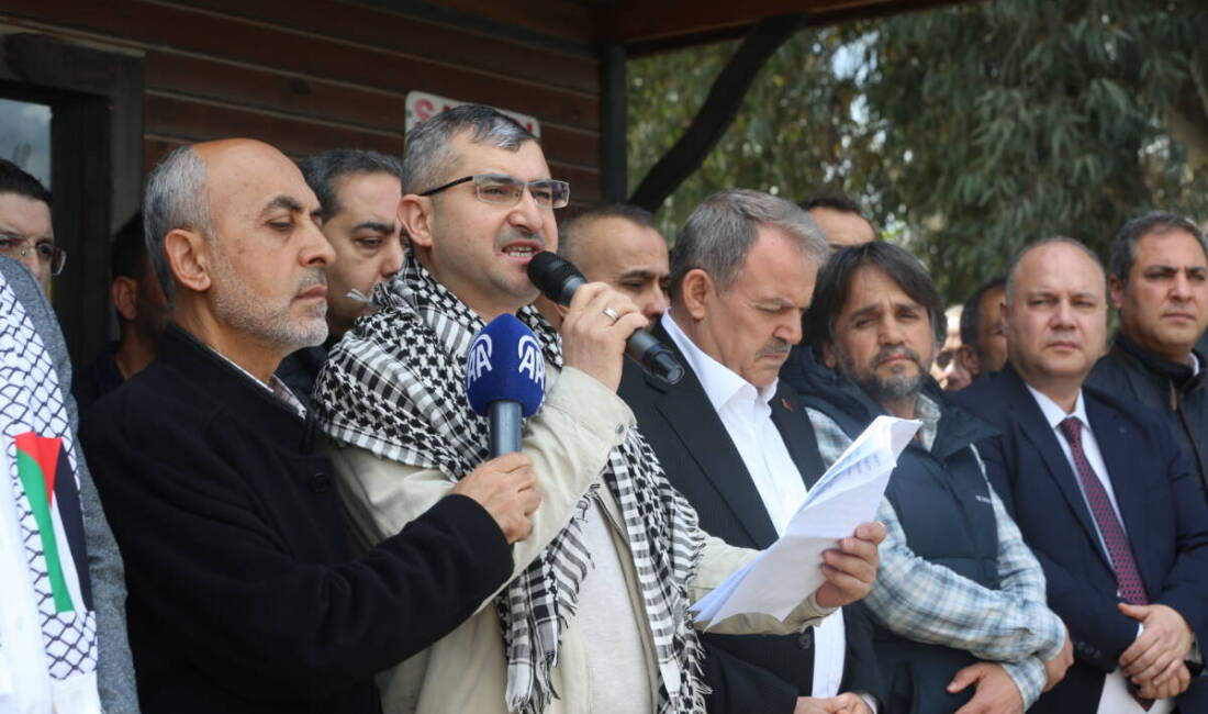 Antakya’da cuma namazı sonrası toplanan Filistin’e Destek Platformu üyeleri, İsrail’in