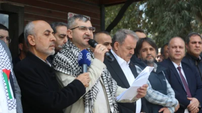 Antakya’da cuma namazı sonrası toplanan Filistin’e Destek Platformu üyeleri, İsrail’in